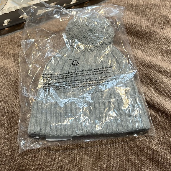 NWT MICHAEL Michael Kors Gray Knit Pom-Pom Hat - Picture 4 of 5